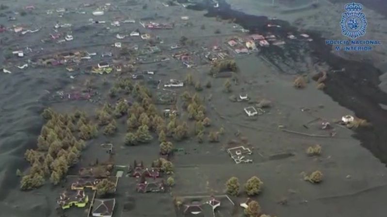 Záběry z dronu: Celé čtvrti na La Palmě pod popelem, obyvatele trápí i Peleiny vlasy